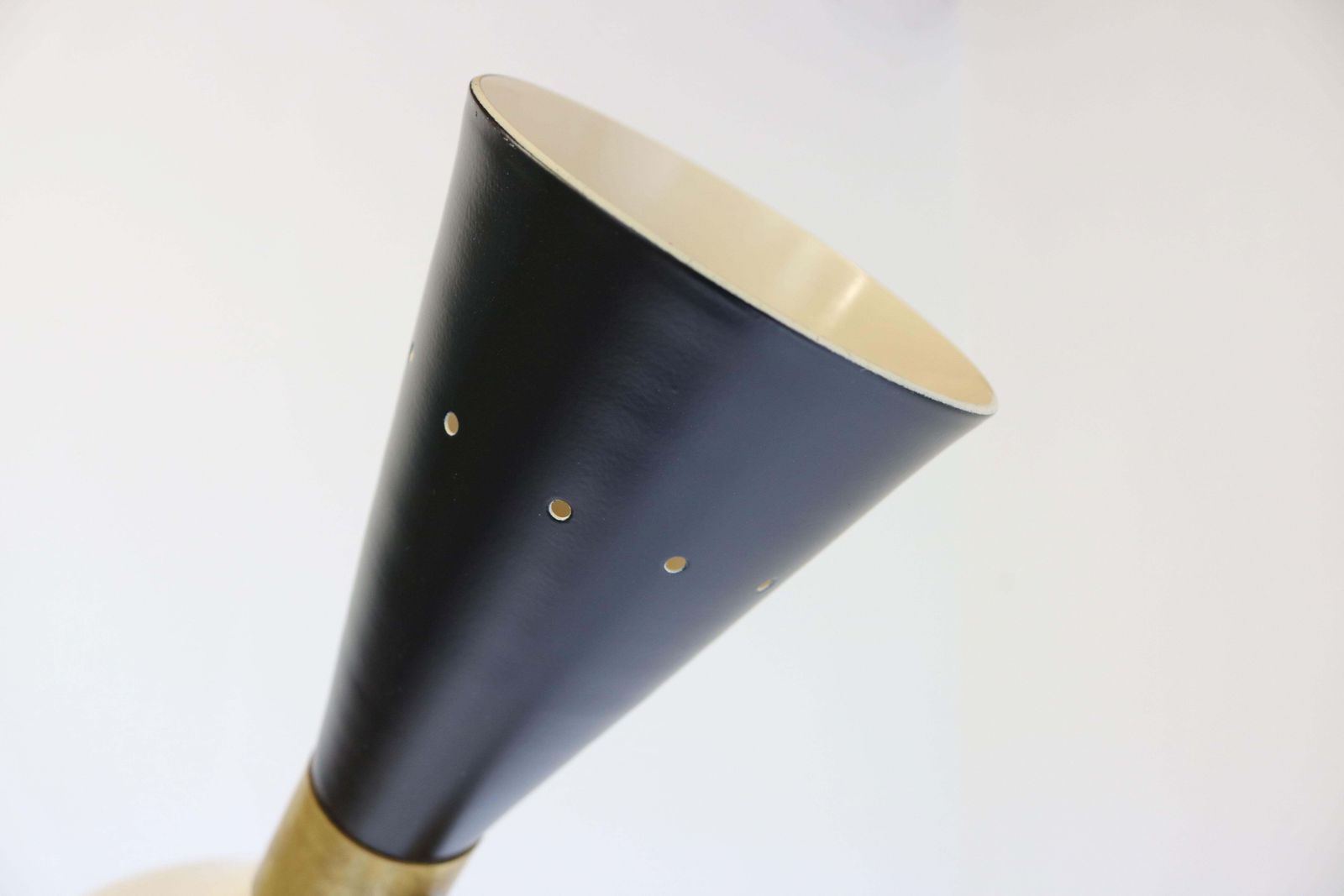 Mid Century Italiaans Minimalistisch Design Vloerlamp – Messing – 1950 – Zwart Wit – Driepoot photo for sale