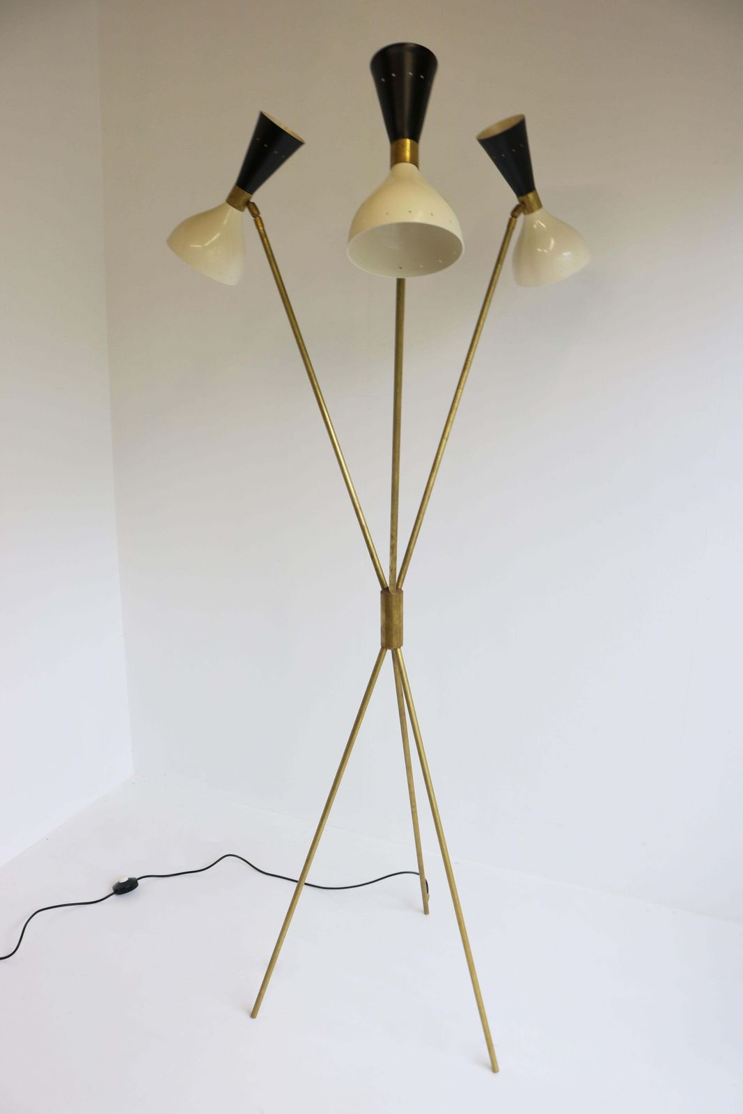 Mid Century Italiaans Minimalistisch Design Vloerlamp – Messing – 1950 – Zwart Wit – Driepoot photo Verlichting
