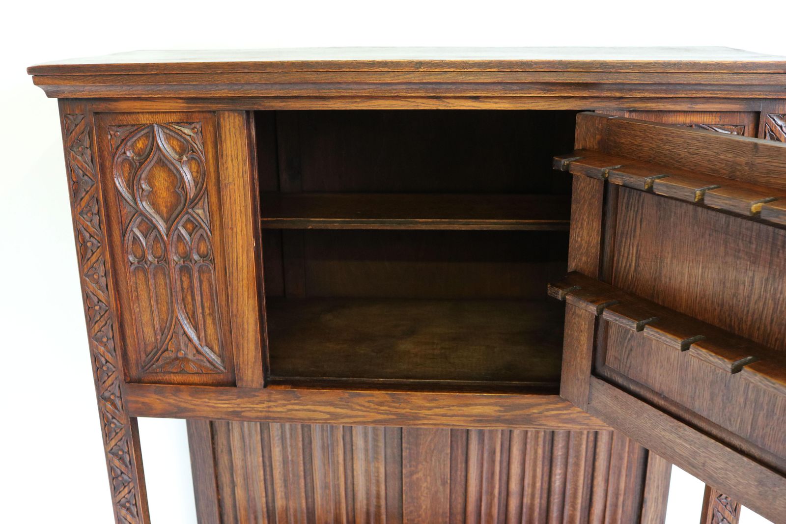 photo furniture Antieke Gothic Revival Eiken Gesneden Droogbar / Drankenkast Met Kerkramen En Bogen