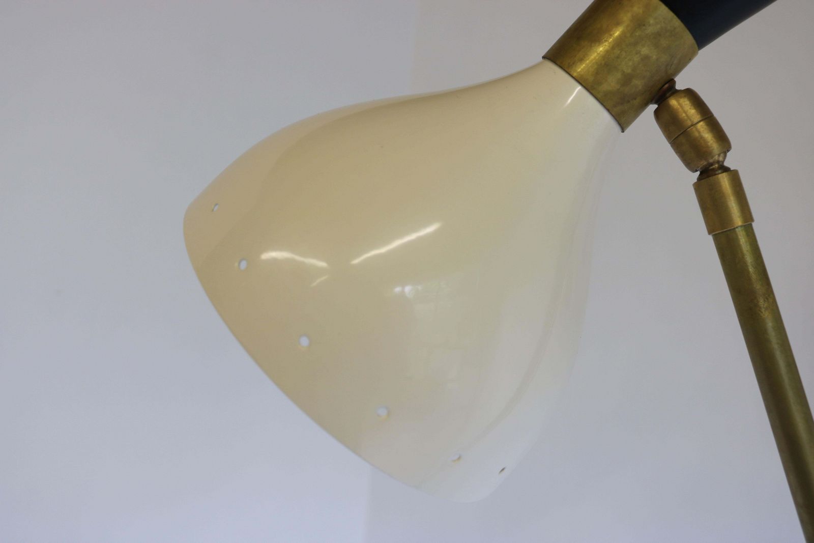 photo for sale Mid Century Italiaans Minimalistisch Design Vloerlamp – Messing – 1950 – Zwart Wit – Driepoot