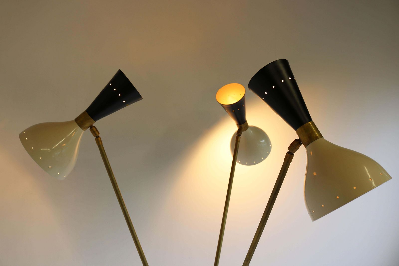 photo buy Mid Century Italiaans Minimalistisch Design Vloerlamp – Messing – 1950 – Zwart Wit – Driepoot