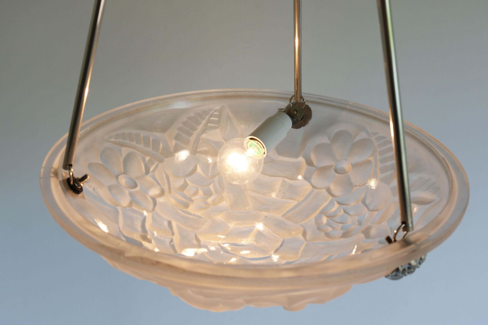 photo furniture Art Deco Hanglamp / Kroonluchter Van David Gueron Degue, 1930, Bloemmotieven, Matglas