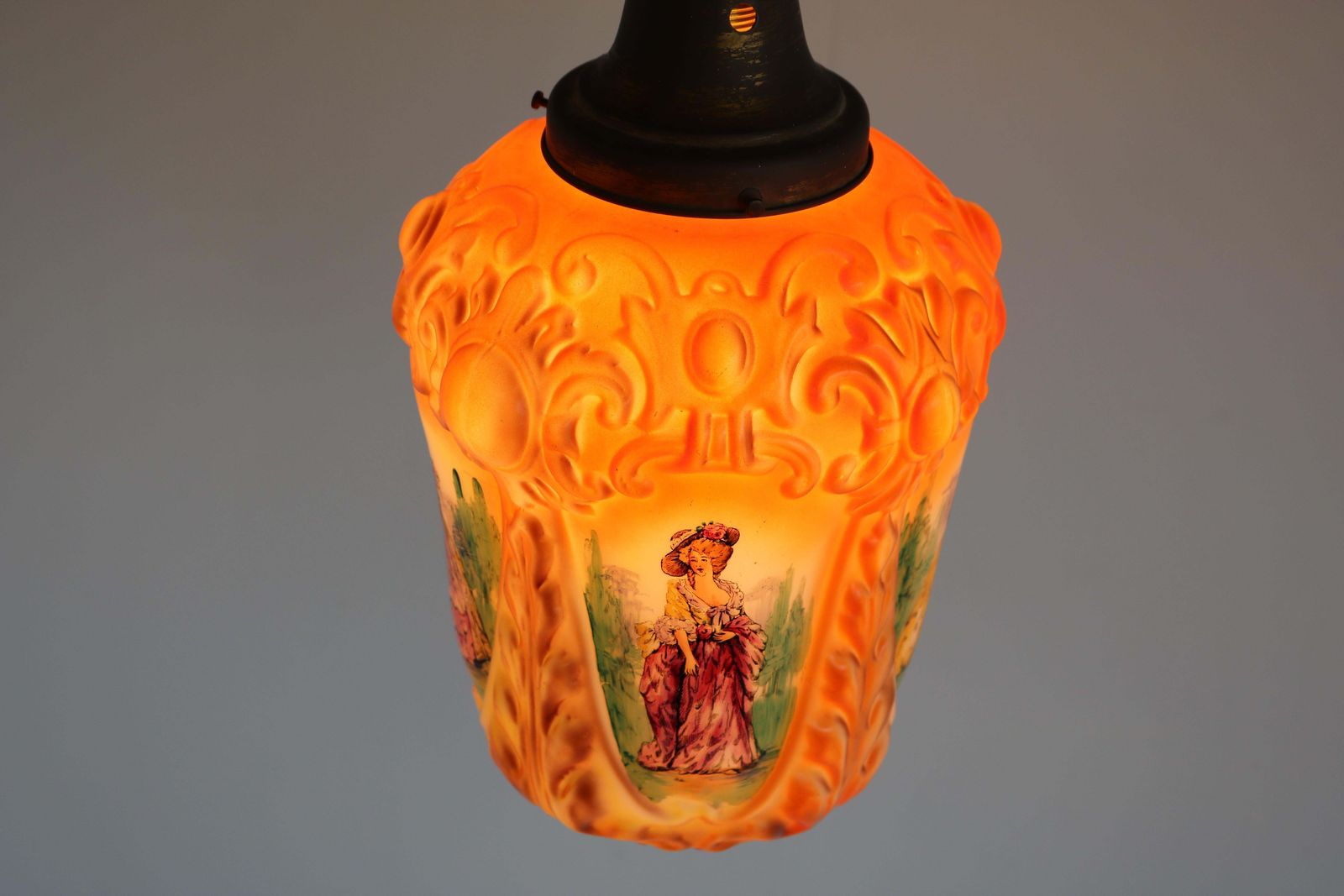 Antieke Franse Handgeschilderde Opaline Hanglamp, Ca. 1910 – Victoriaanse/Renaissance Stijl photo for sale