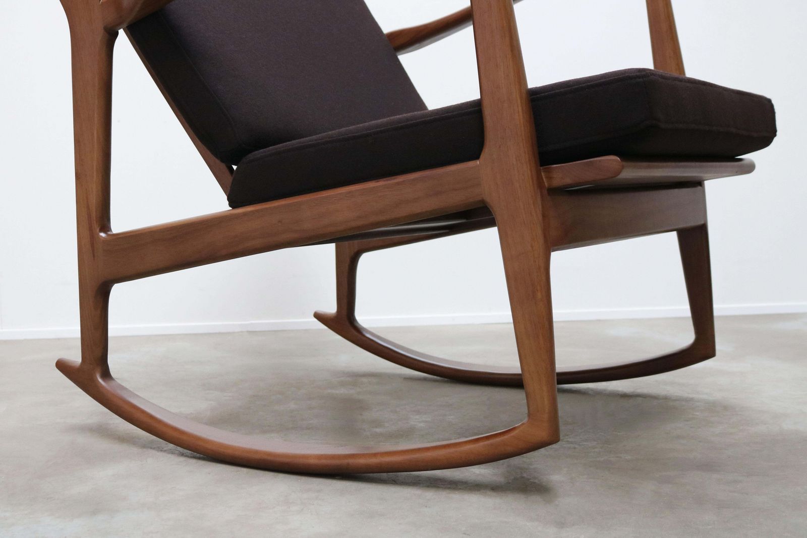 1 Of 2 Danish Design Style 1950 New Modern Rocking Chair Walnut Brown Cashmere photo 1321.0