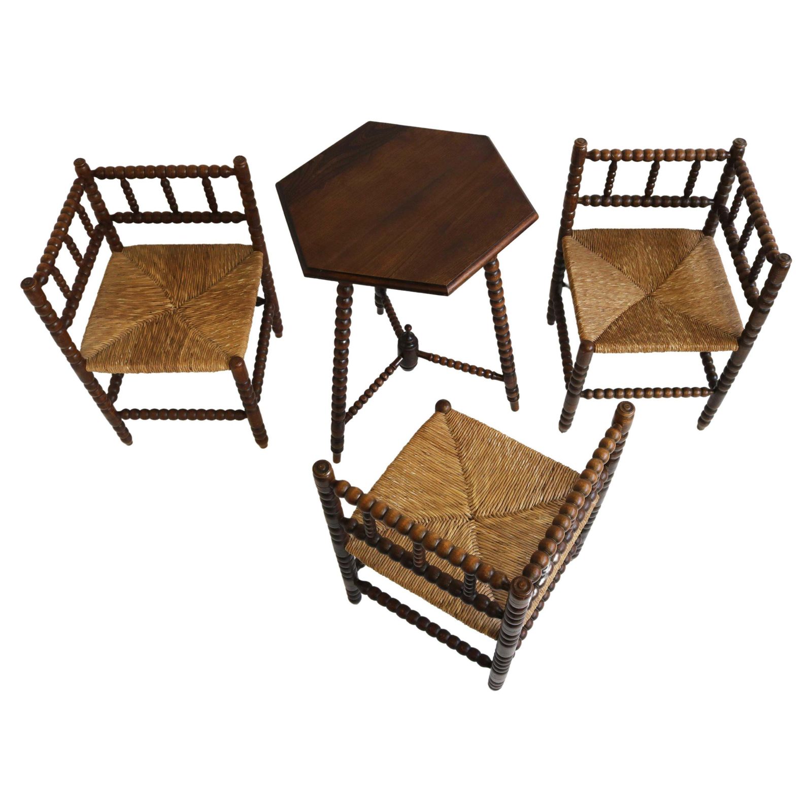 Antieke Set – Drie Eiken Hoekstoelen Met Biezen Zitting, Bobbin Details En Bijzettafel