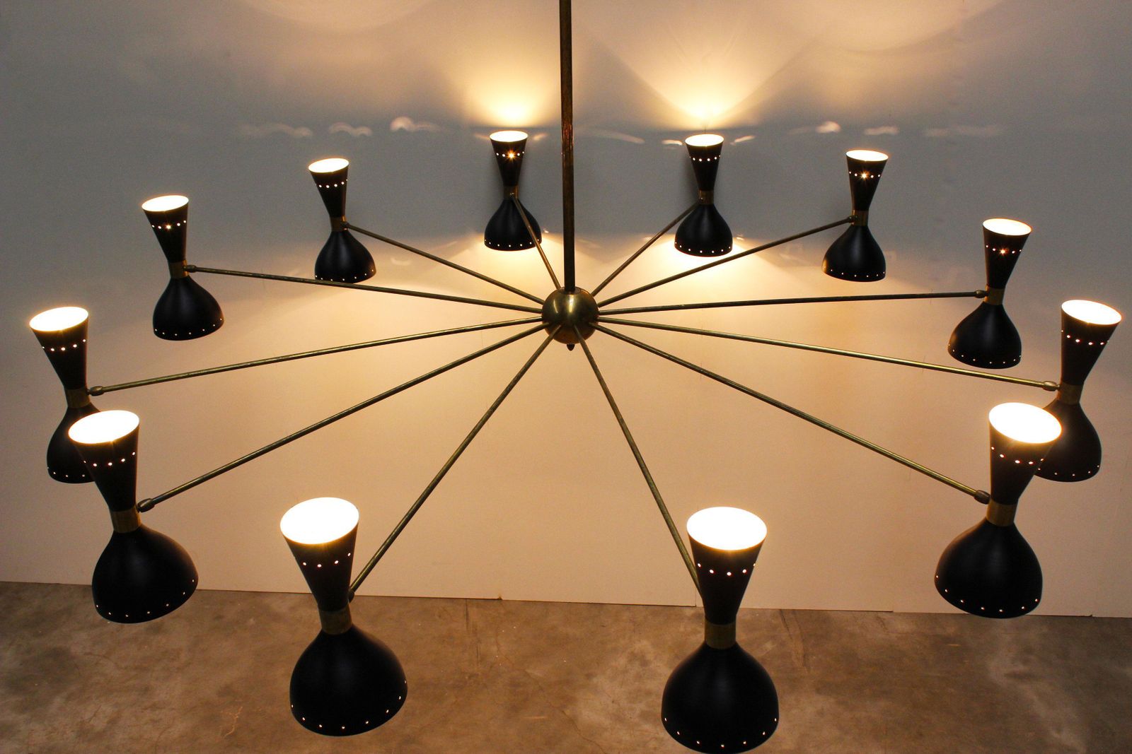 Grote Mid Century Design Italiaanse Kroonluchter, Ca. Jaren 1950, Stilnovo, Zwart/Goud photo buy