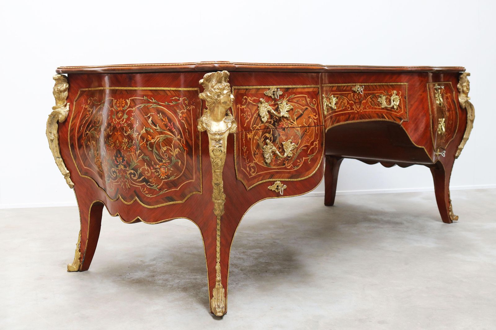 Rond Italiaans Directiebureau In Louis XV Stijl Met Marketeriewerk En Brons, Ca. 1950 photo furniture