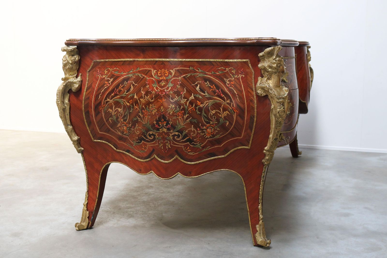 Rond Italiaans Directiebureau In Louis XV Stijl Met Marketeriewerk En Brons, Ca. 1950 photo buy