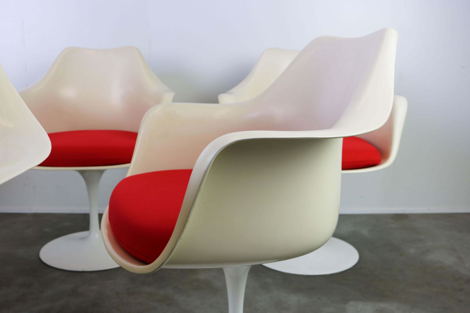 Knoll Tulip Eetkamerset Van Eero Saarinen, Jaren 1960 – Grote Marmeren Tafel Met Fauteuils photo vintage