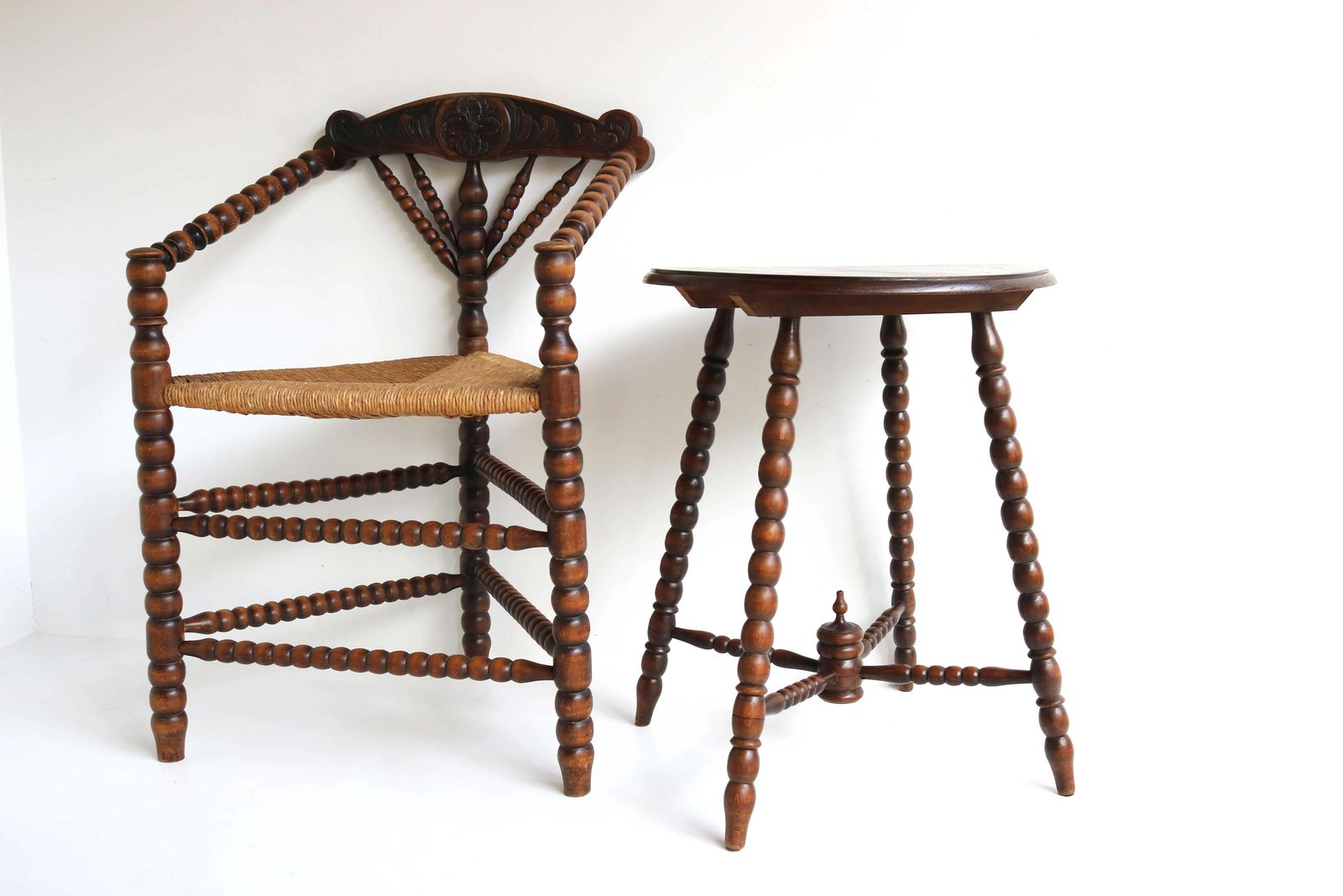 photo vinterior Antieke Set – Nederlandse Driehoekige Bobbin Hoekstoel Met Biezen Zitting En Bijzettafel