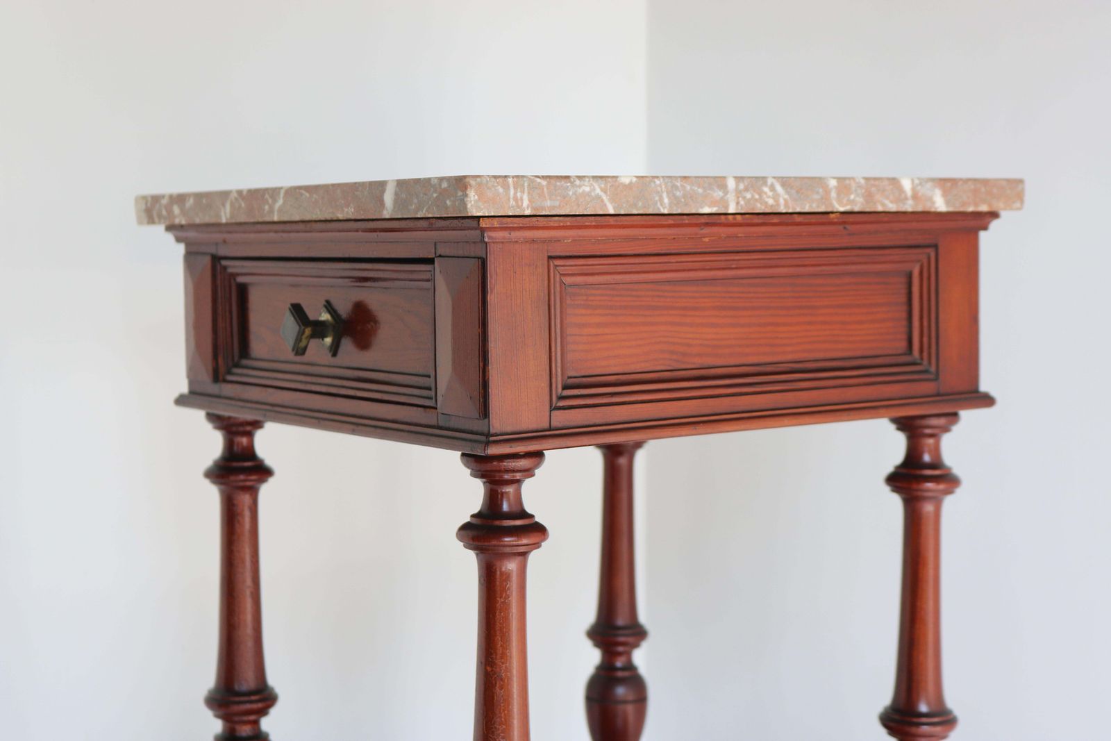photo furniture Antiek Frans Nachtkastje / Bedside Table Van Pitchpine Met Belgisch Rood Marmeren Blad, Ca. 1900