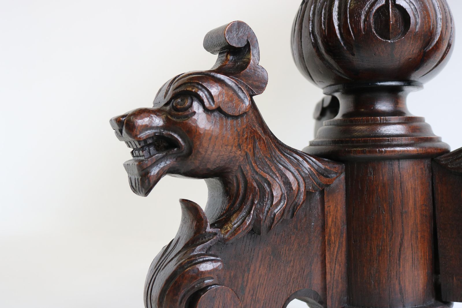 19e Eeuwse Renaissance Revival Bijzettafel / Salontafel – Antiek Eiken Met Leeuwen photo furniture