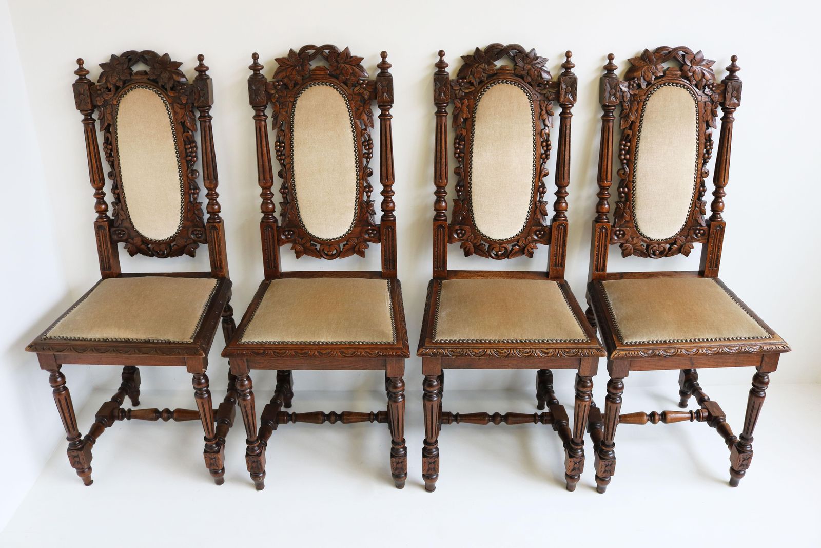 Set Van 4 Franse Renaissance Revival Jachtstoelen, Gesneden Eiken, Black Forest photo furniture