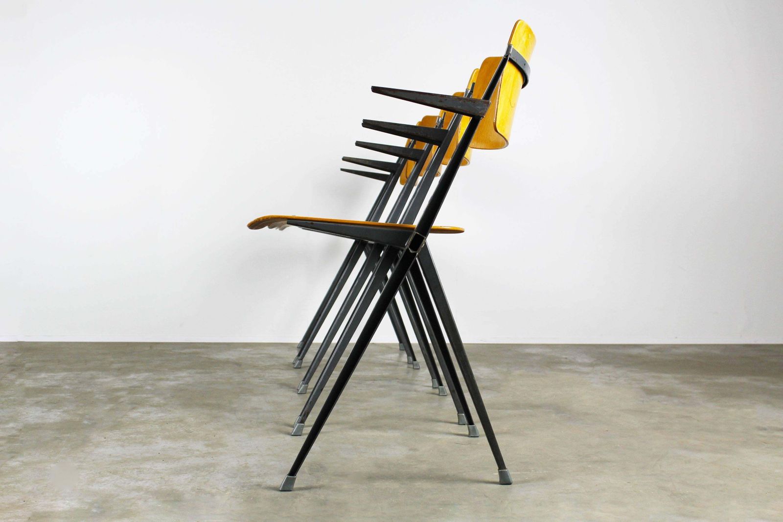 Set Van Vier Pyramid Stoelen Met Armleuningen, Ontworpen Door Wim Rietveld, 1963, Grijsblauw photo 3407.0