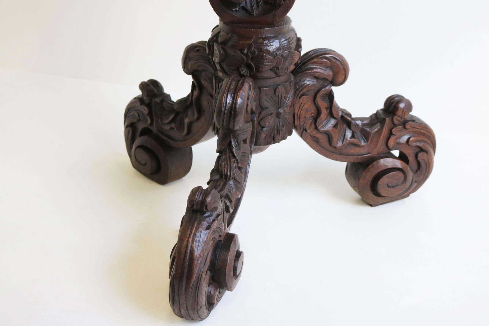 photo vintage Antique Black Forest 19th Century Side / End Table Hunt Carved Oak & Marble Top