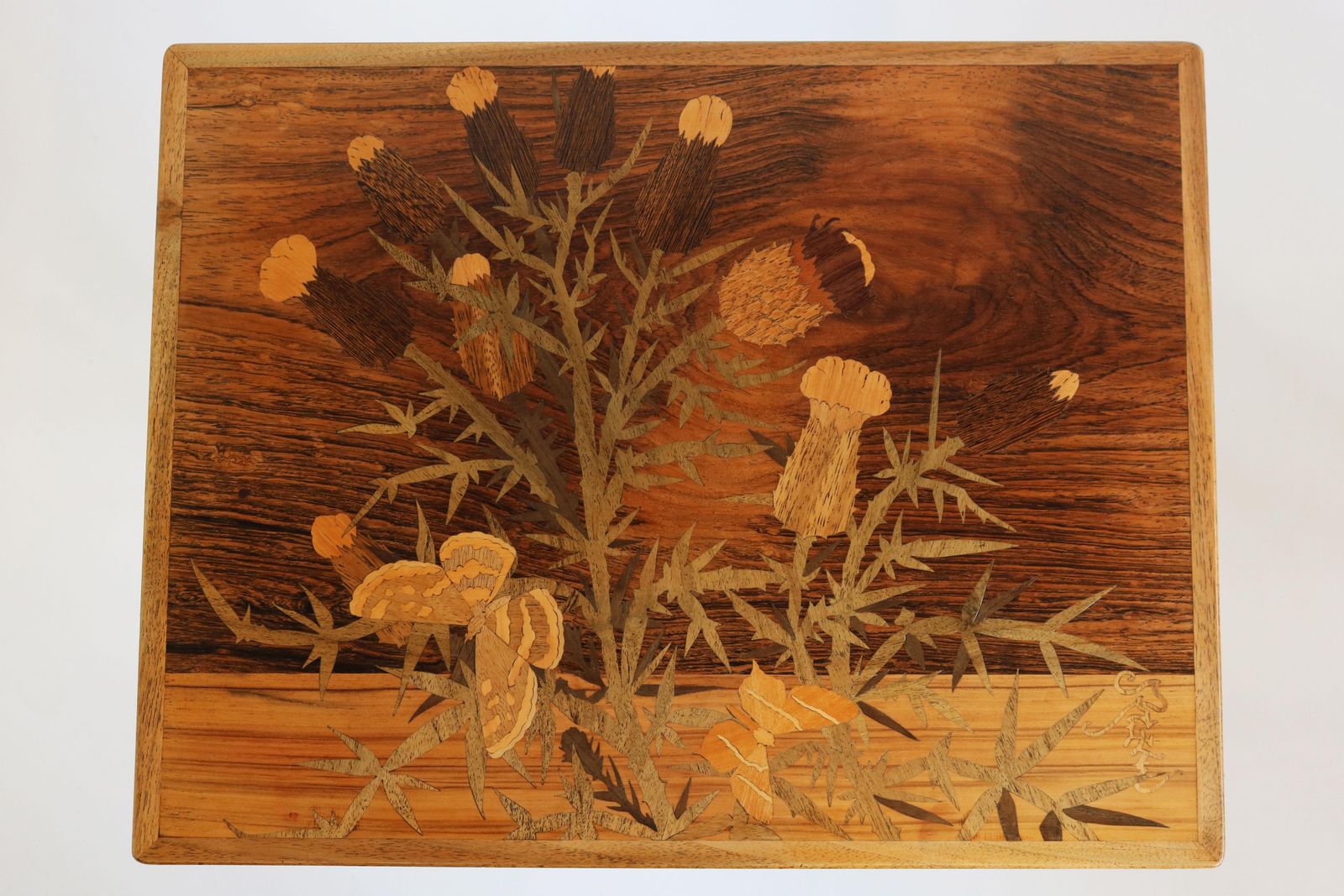 photo furniture Uitzonderlijke Set Art Nouveau Bijzettafels (Nesteltafels) Van Emile Gallé – 'Thistle', 1905, Walnoot