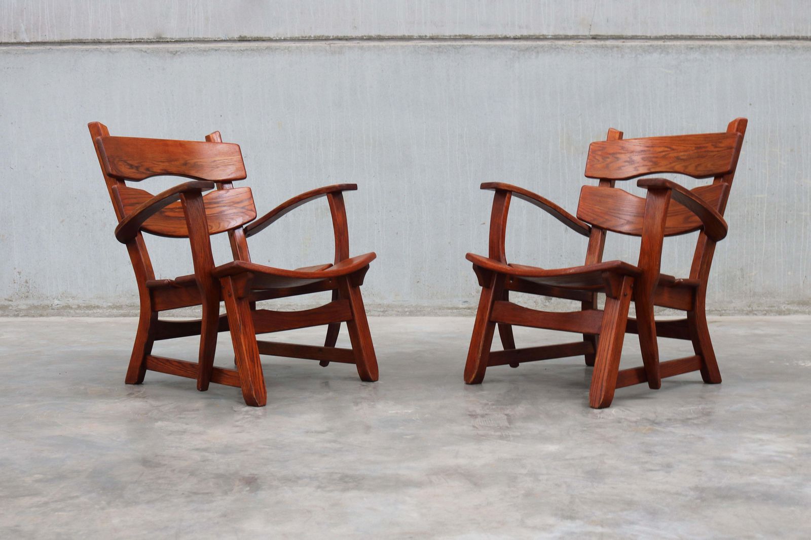 photo vinterior Paar Lage Mid Century Design Brutalist Fauteuils In Massief Eiken