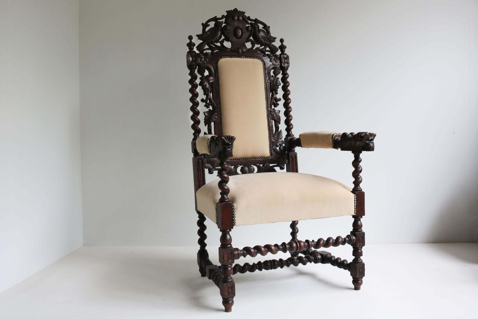 Antieke Franse Renaissance Revival Fauteuil / Troonzetel Met Barley Twist En Jachtmotief photo furniture