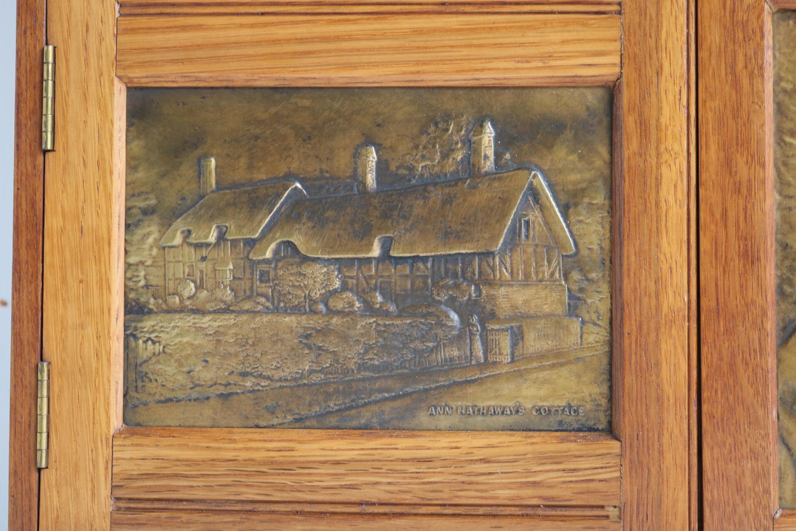English Arts And Crafts Wall Cabinet Brass Oak Shakespeare 1910 Tobacco / Pipe photo vinterior