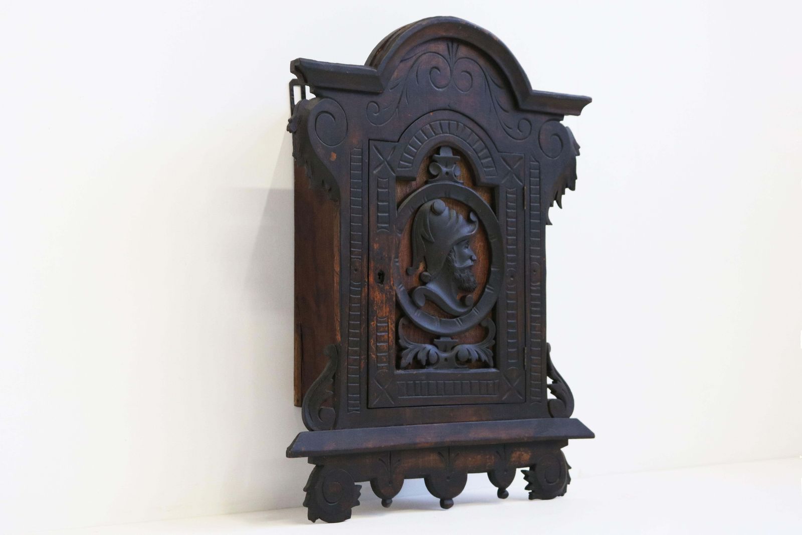 photo furniture Antiek 19e Eeuws Spaans Wandkastje Met Ridder En Donkere Patina – Klassiek