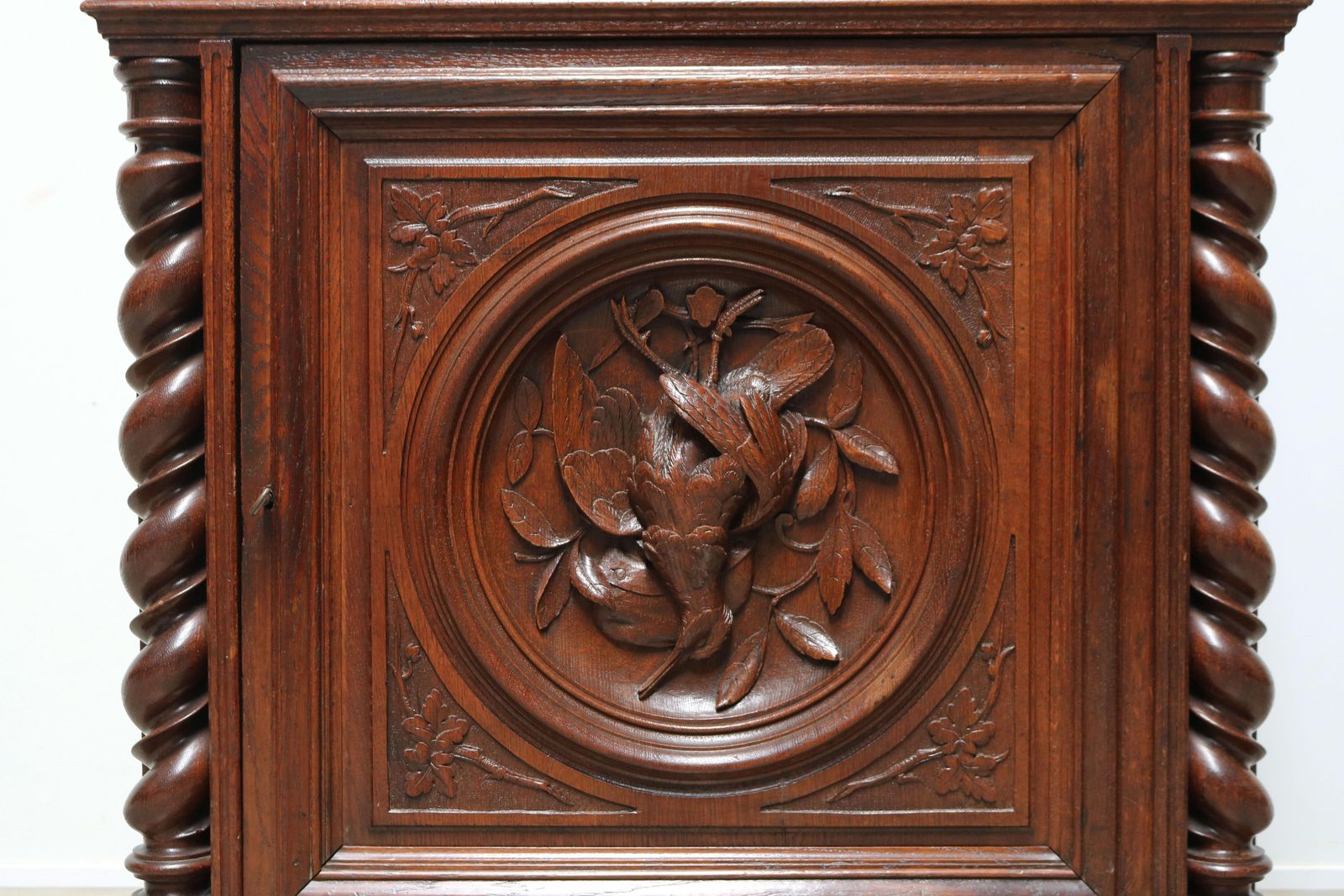Zeldzaam Antiek Frans Jachtkabinet Uit De 19e Eeuw / Black Forest Gedraaide Eiken Kolommen photo furniture