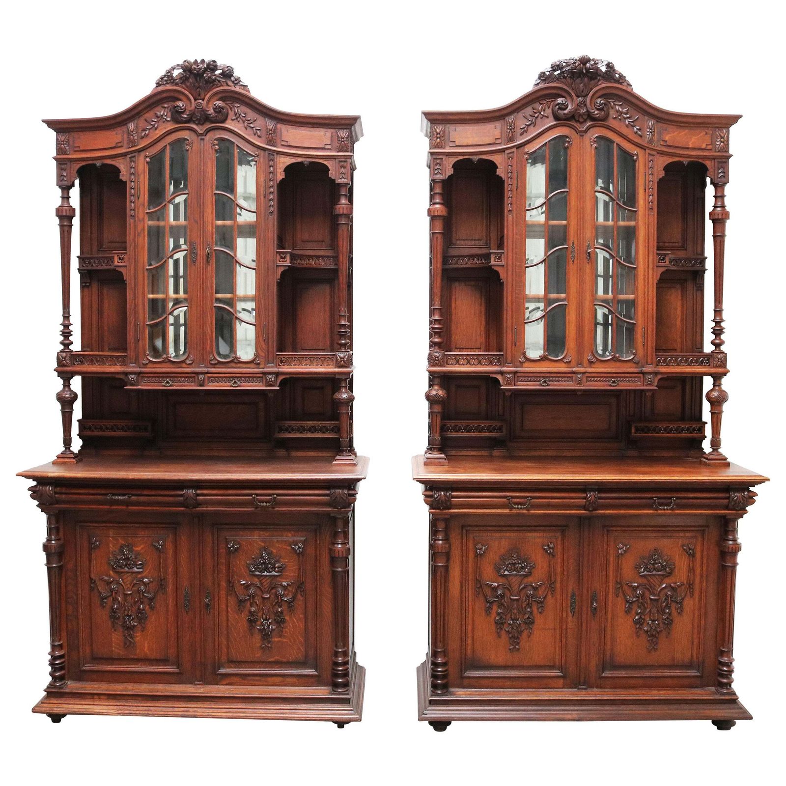 Stel Van Twee Grote Franse Antieke Renaissance Revival Buffetkasten In Eiken – 19e Eeuw