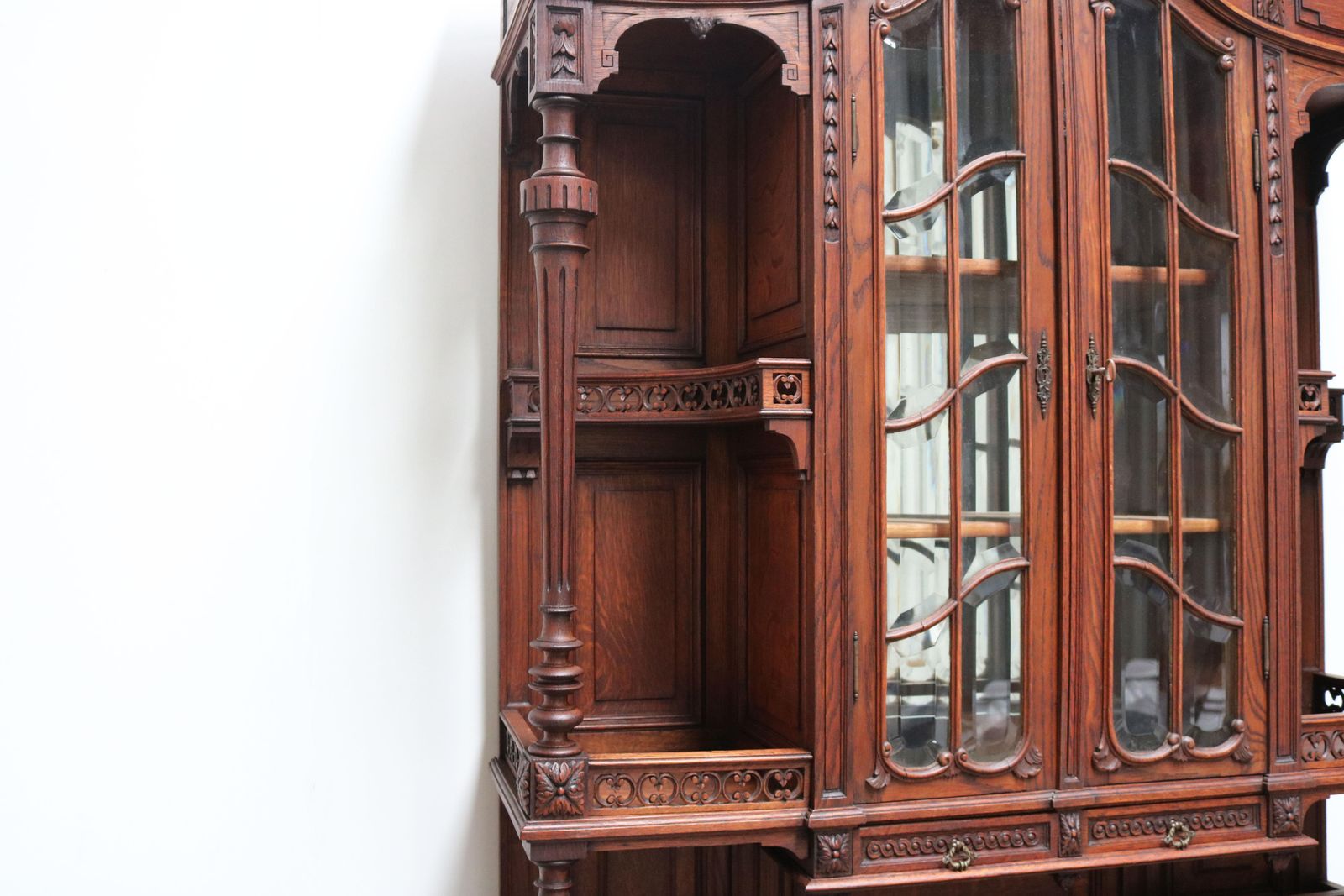 Stel Van Twee Grote Franse Antieke Renaissance Revival Buffetkasten In Eiken – 19e Eeuw photo vinterior