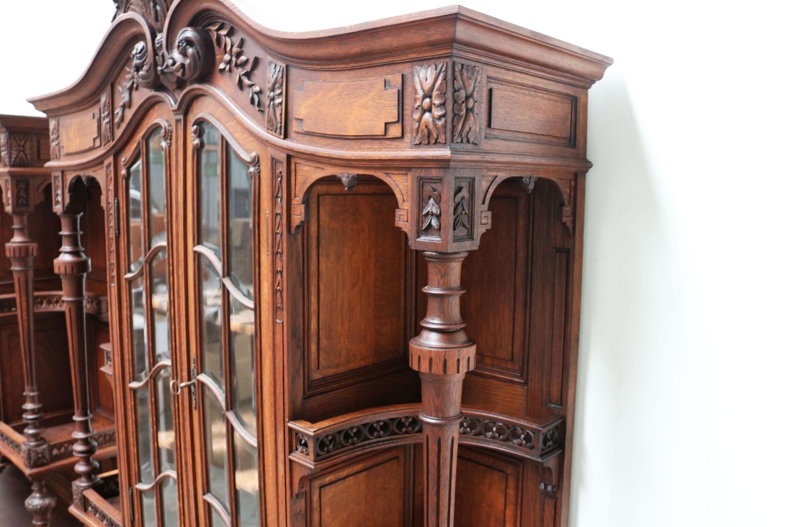 Stel Van Twee Grote Franse Antieke Renaissance Revival Buffetkasten In Eiken – 19e Eeuw photo buy