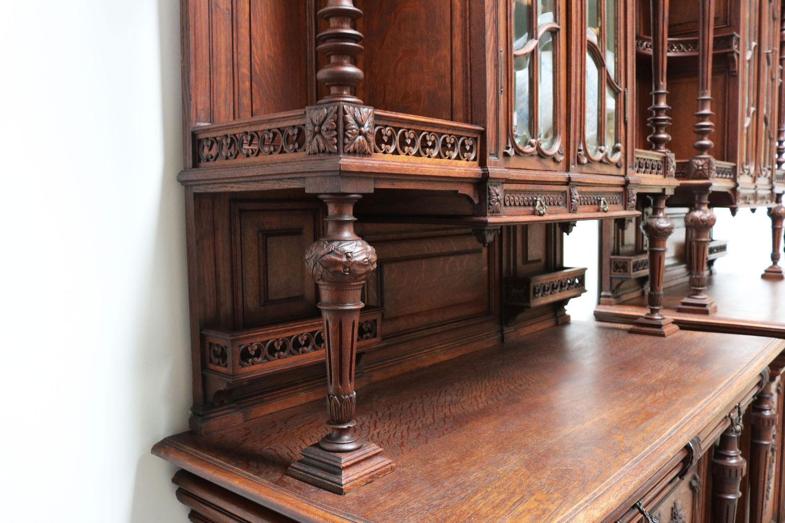 photo furniture Stel Van Twee Grote Franse Antieke Renaissance Revival Buffetkasten In Eiken – 19e Eeuw