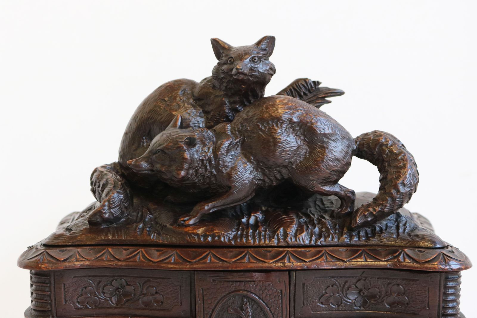 Zeldzame Antieke Sieradendoos Met Vier Niveaus, Zwart Woud, Fruitenhout, 19e Eeuw, Handgesneden photo furniture