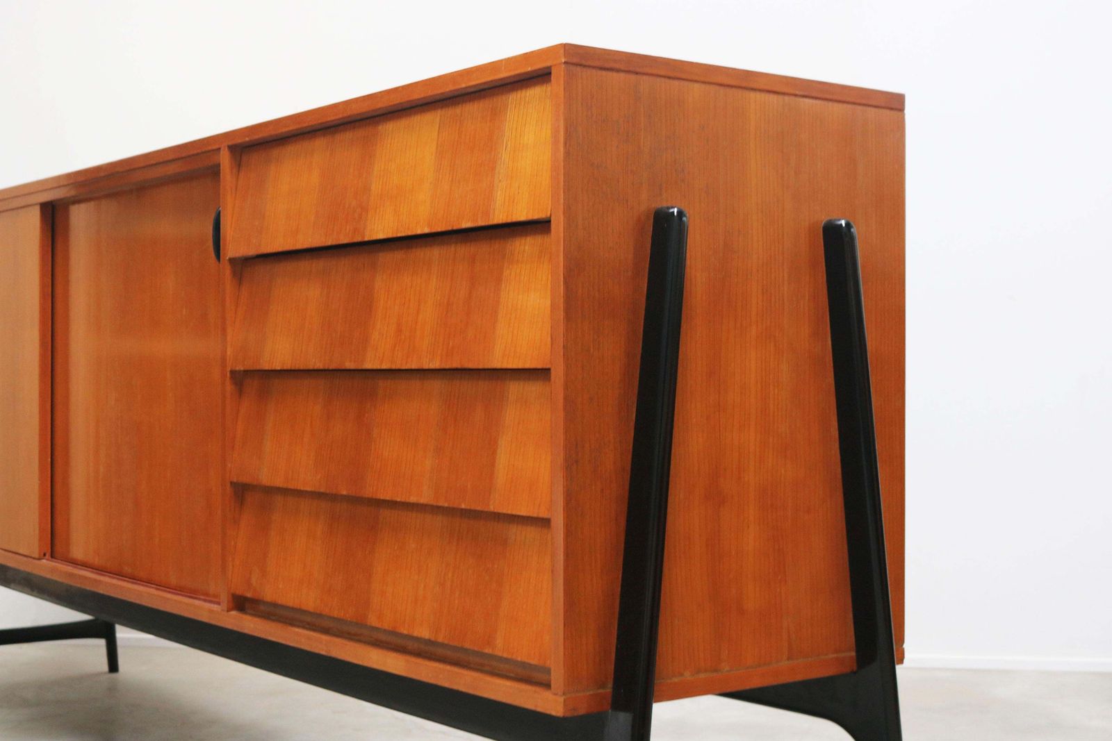 photo furniture Zeldzaam Mid Century Design – Alfred Hendrickx, Model 3030, Dressoir, België, 1959