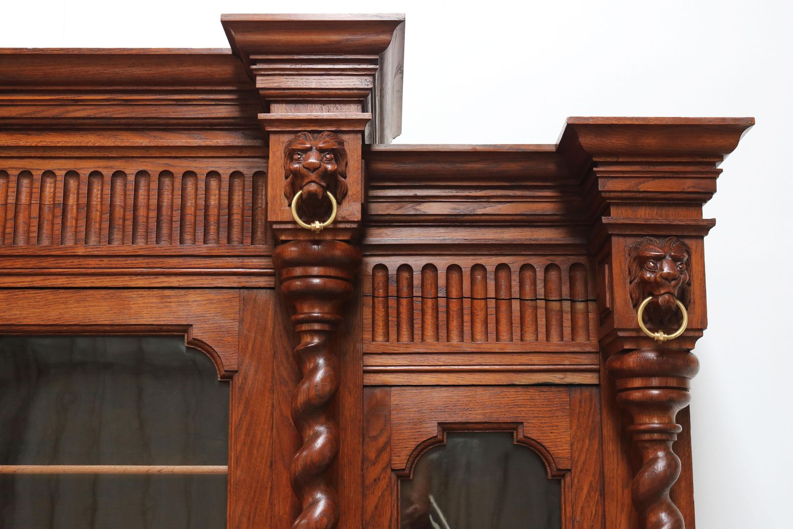 photo furniture Grote Antieke Franse Renaissance Boekenkast, 19e Eeuw, Gedraaide Eiken Kolommen