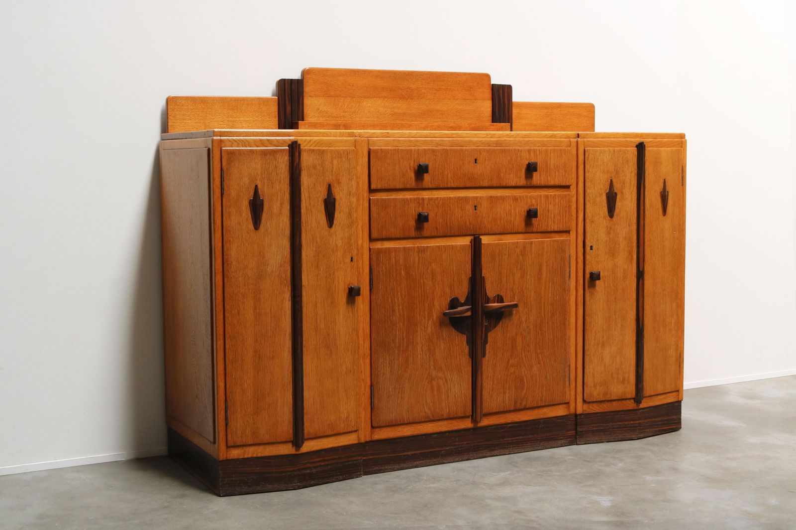 Nederlands Art Deco Amsterdam School Dressoir Van Massief Europees Eiken, 1910 photo for sale