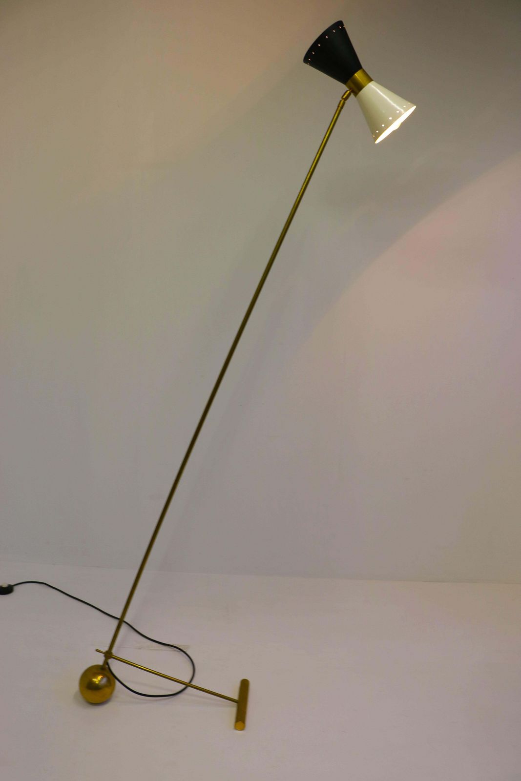 Verlichting Minimalistische Italiaanse Vloerlamp In Stilnovo Stijl, Jaren 1950, Messing, Mid Century Design photo