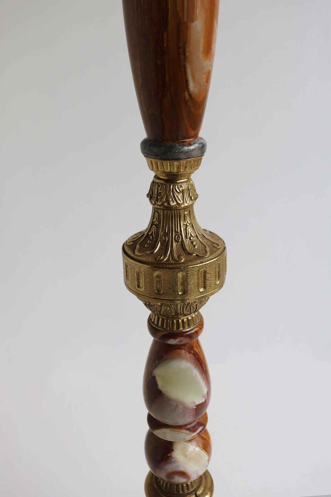 photo vintage Italian Ornate Antique Brass & Onyx Brown Marble Coat Hat Rack Hall Tree, 1950s