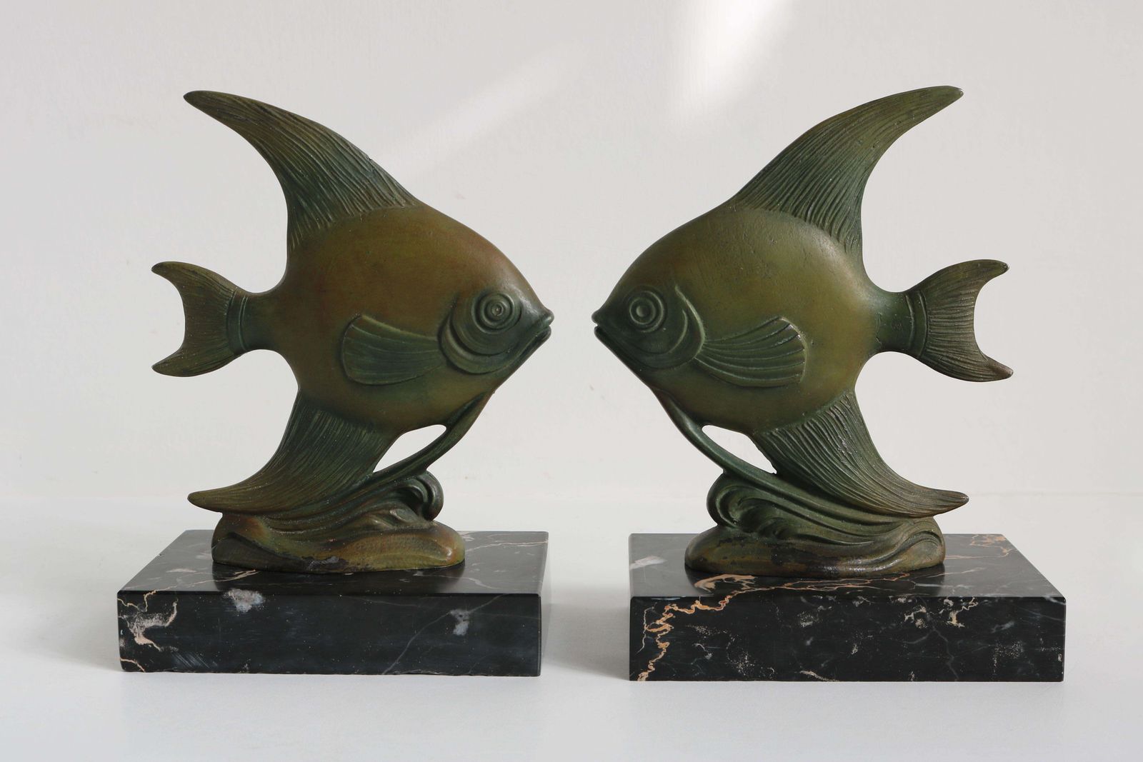 Antieke Franse Art Deco Boekensteun Angelfish 1930 Zwart Marmer Spelter Moonfish photo vinterior