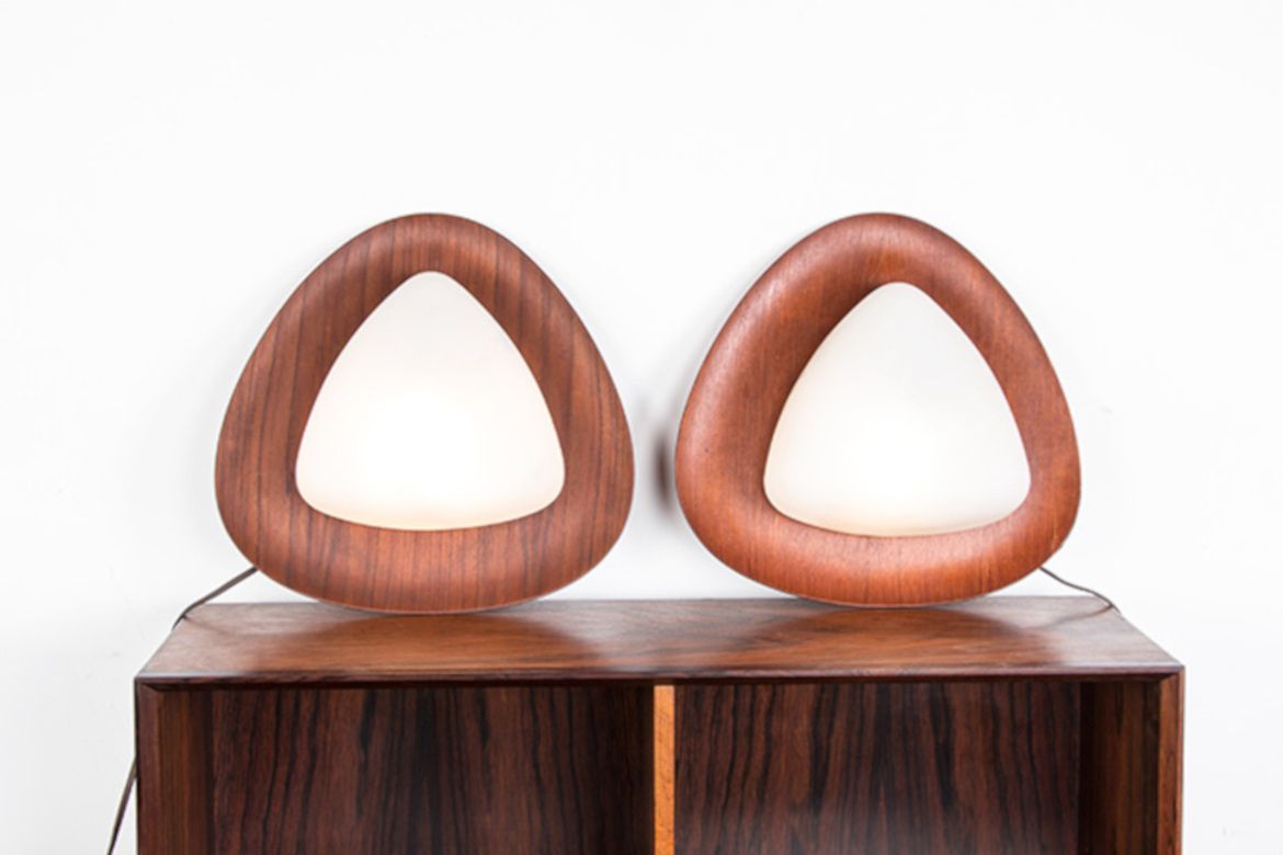 Paire d'appliques murales italiennes en teck et verre opaline, par Goffredo Reggiani, 1960. photo Luminaires