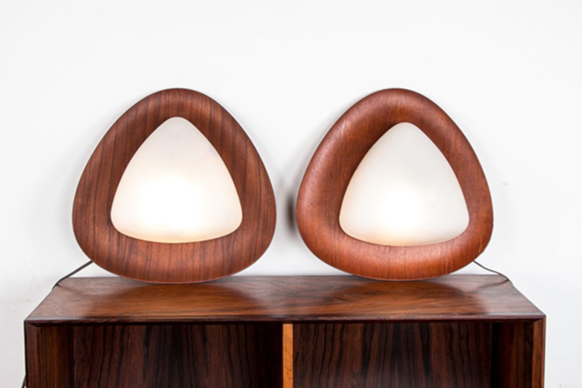 Paire d'appliques murales italiennes en teck et verre opaline, par Goffredo Reggiani, 1960.