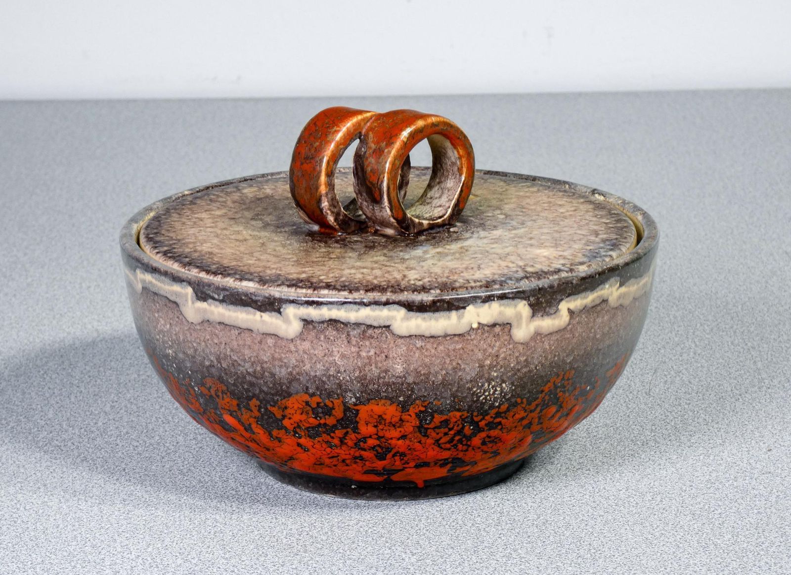 Ciotola Con Coperchio In Maiolica Smaltata Firmata Strehla Keramik. Fat Lava. photo furniture
