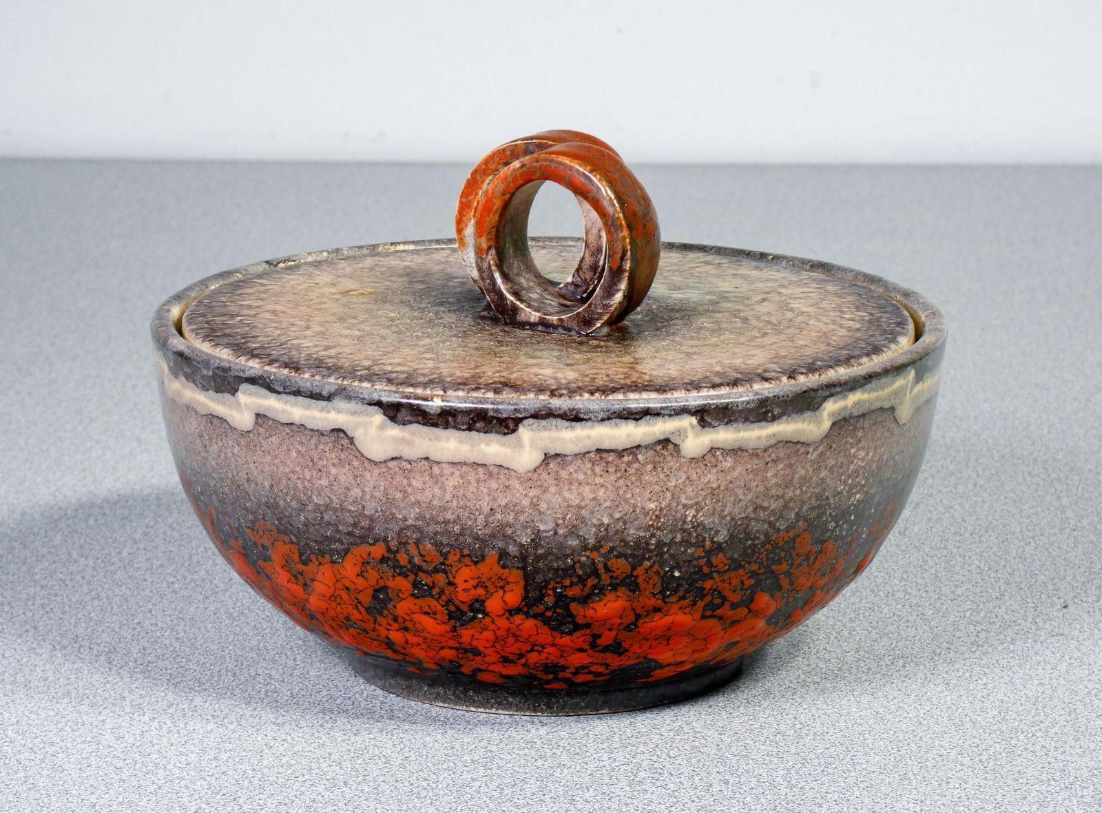 Ciotola Con Coperchio In Maiolica Smaltata Firmata Strehla Keramik. Fat Lava. photo Home Decor