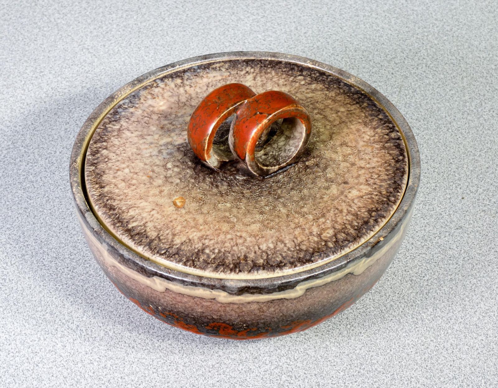 photo furniture Ciotola Con Coperchio In Maiolica Smaltata Firmata Strehla Keramik. Fat Lava.