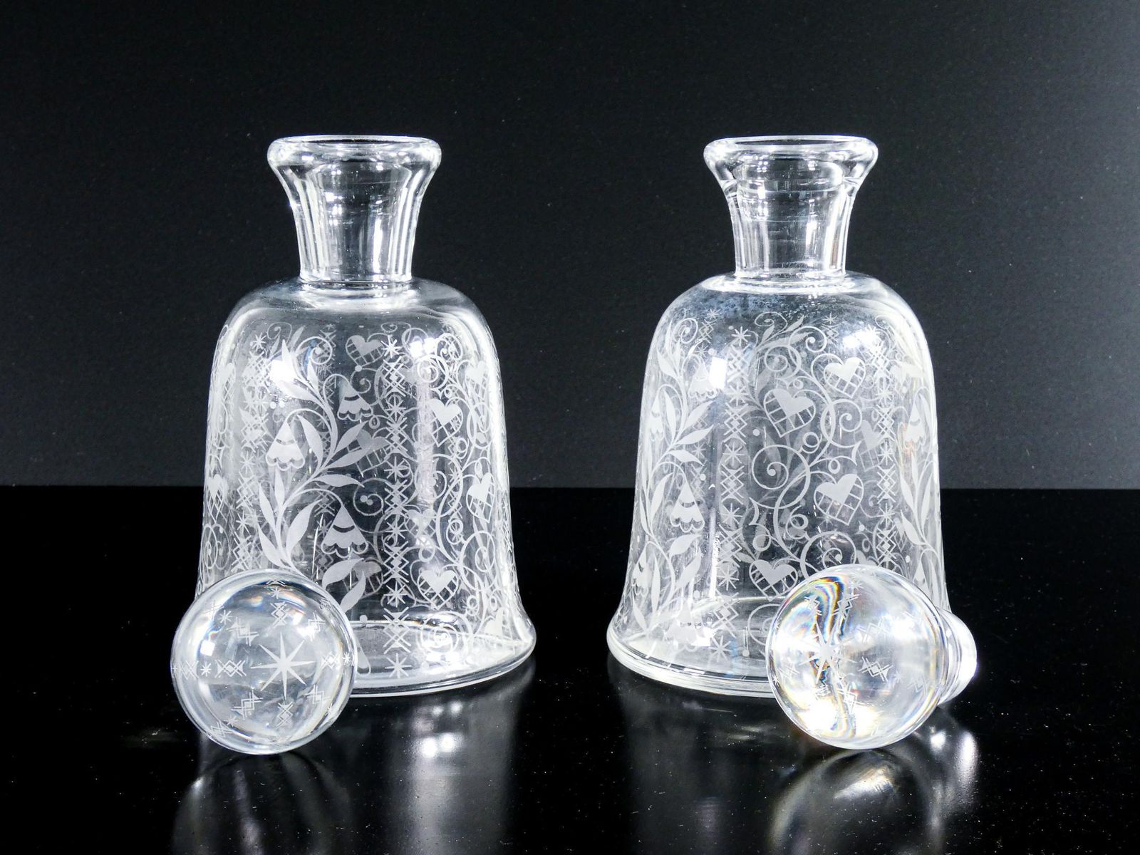 Pair Of Baccarat Crystal Bottles, Morivo Argentina. France, 1940s photo vinterior