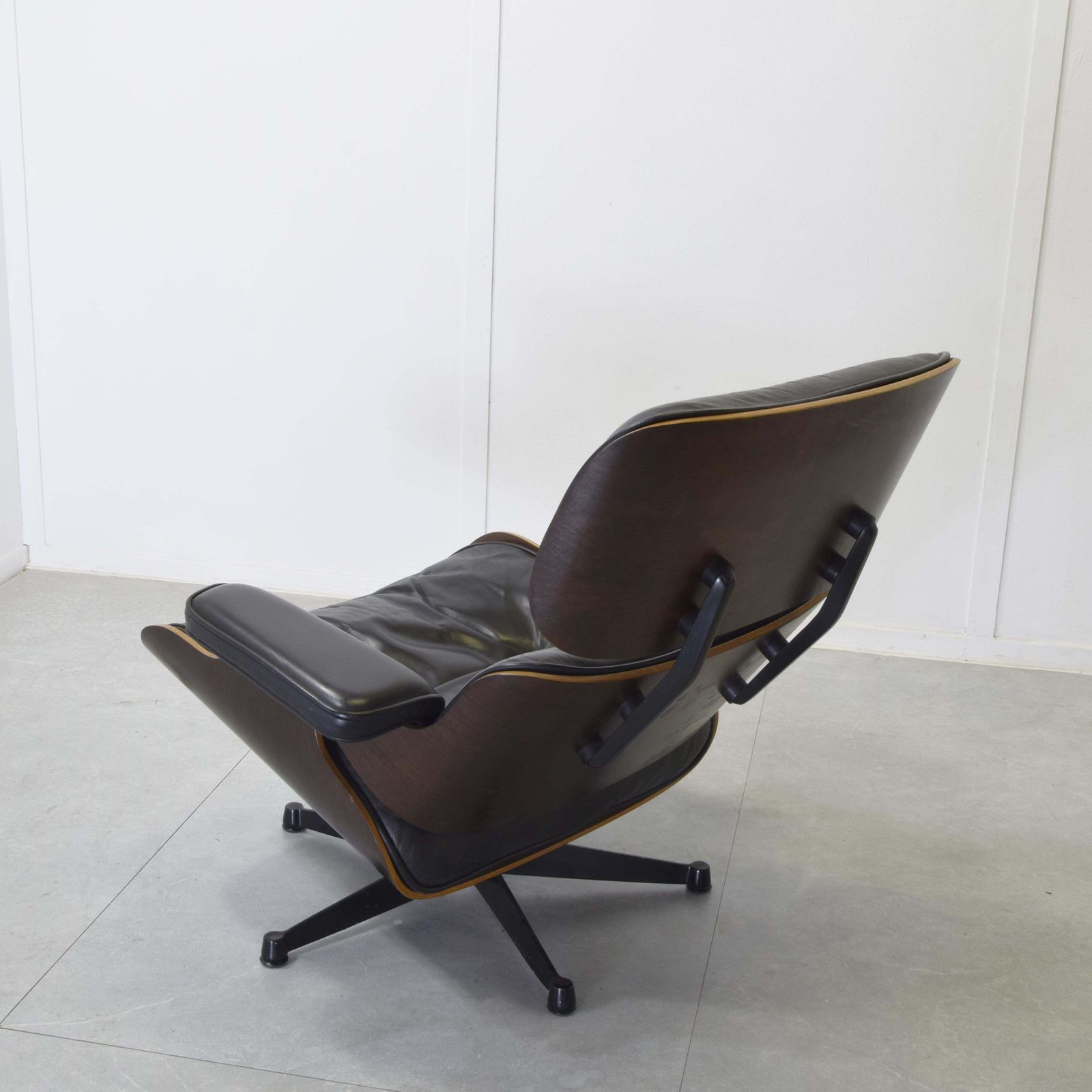 Charles Eames Lounge Chair For Herman Miller 1970s. (First Production) photo vinterior