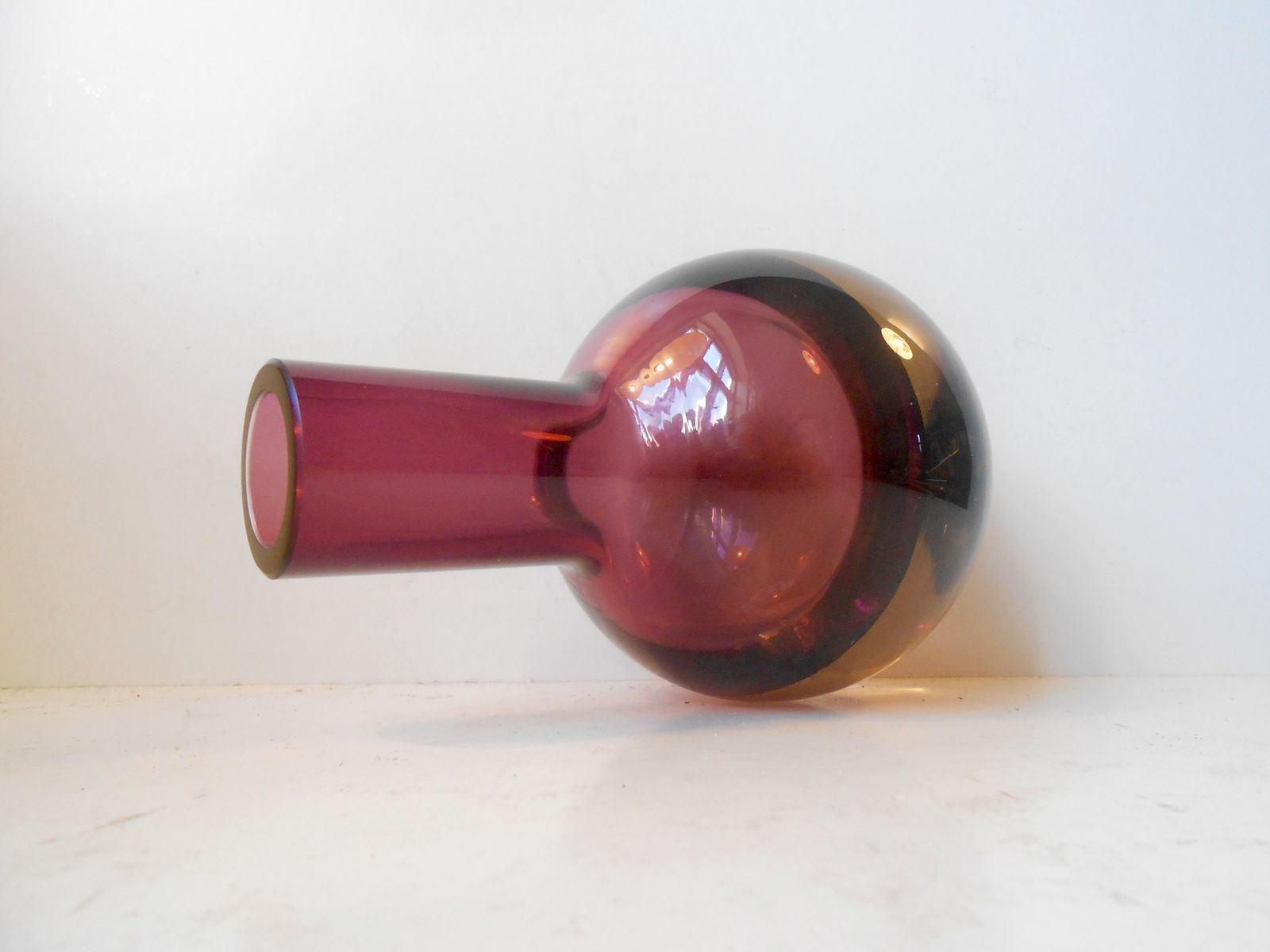 Purple Spherical Glass Vase By Nanny Still For Riihimäen Laso Oy, 1950s photo furniture