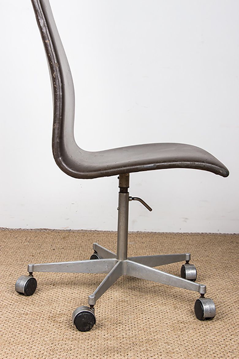 photo vintage Lot de 4 fauteuils de bureau à dossier haut en cuir et aluminium, modèle Oxford, par Arne Jacobsen pour Fritz Hansen, 1980.