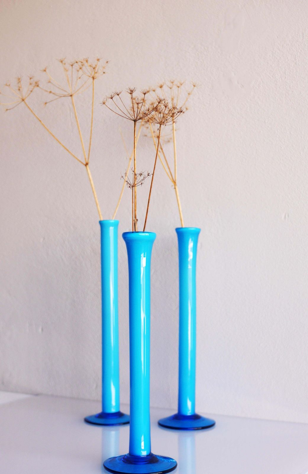 Een Trio Hoge Handgeblazen Orchid Vazen In Azuurblauw Door Artur Percy Voor Gullaskruf photo vinterior