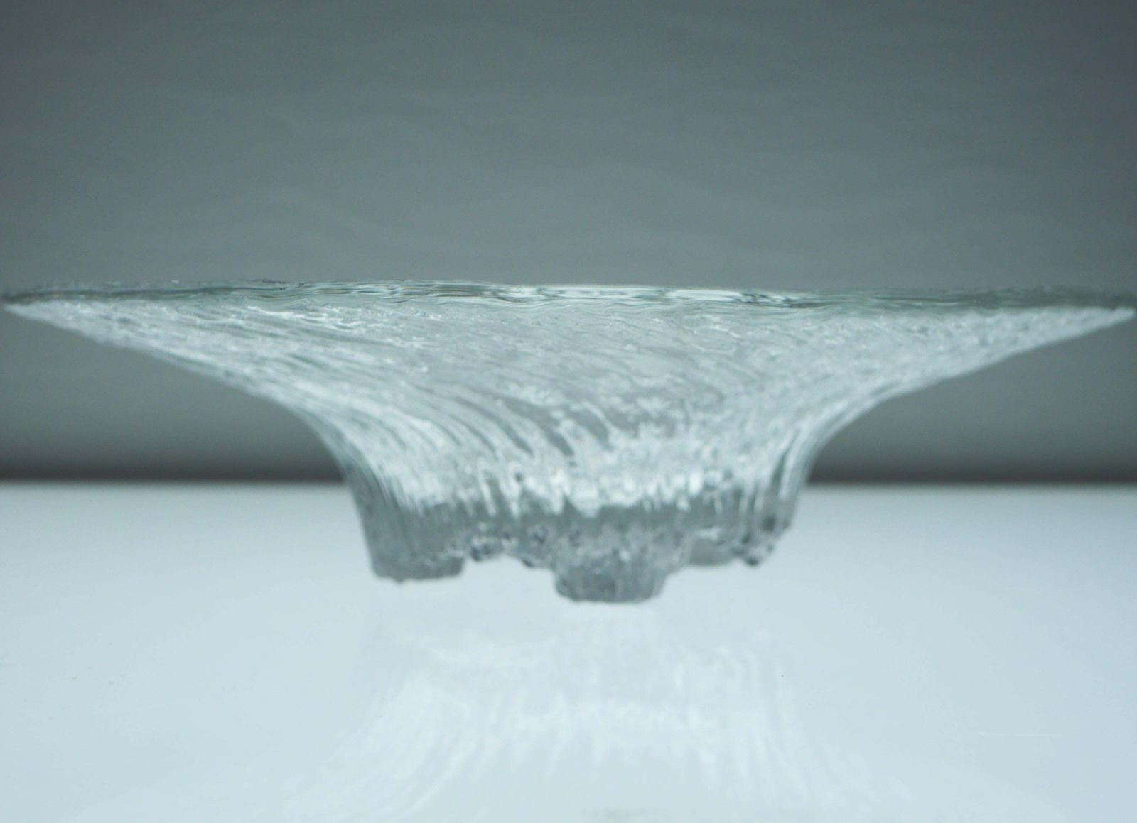 Fins Glasontwerp, Een Schaal "Avanti" Gemaakt Door Tapio Wirkkala Voor Iittala. photo vinterior