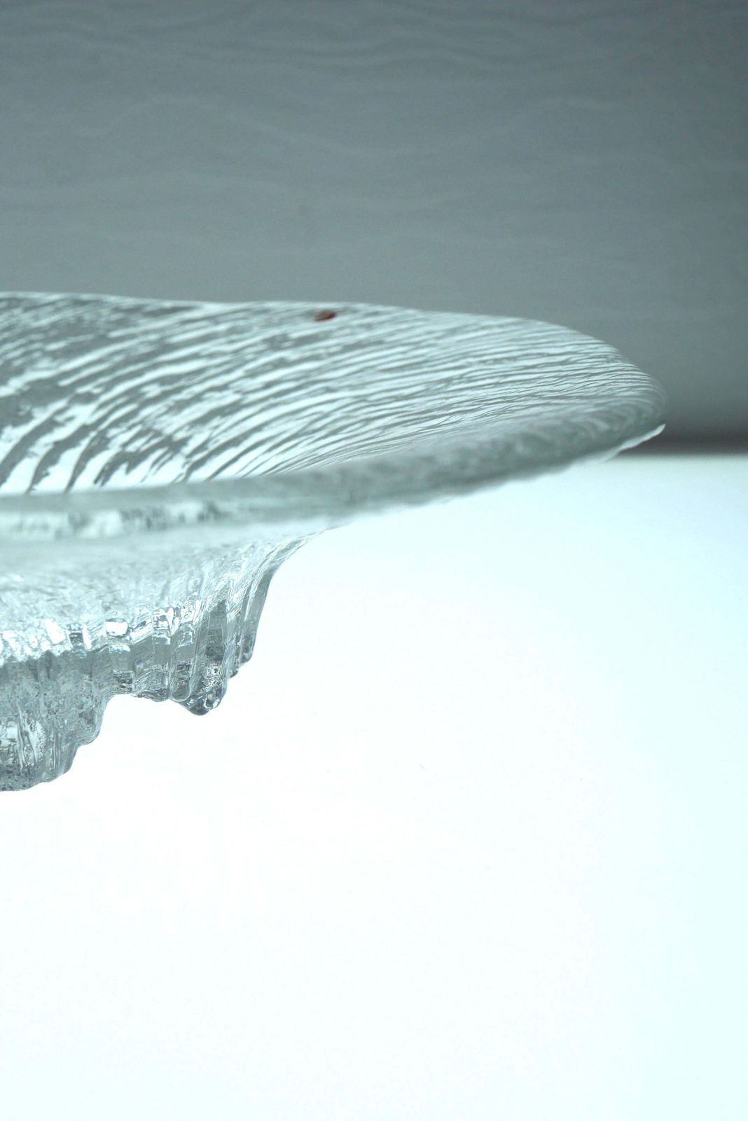 photo furniture Fins Glasontwerp, Een Schaal "Avanti" Gemaakt Door Tapio Wirkkala Voor Iittala.