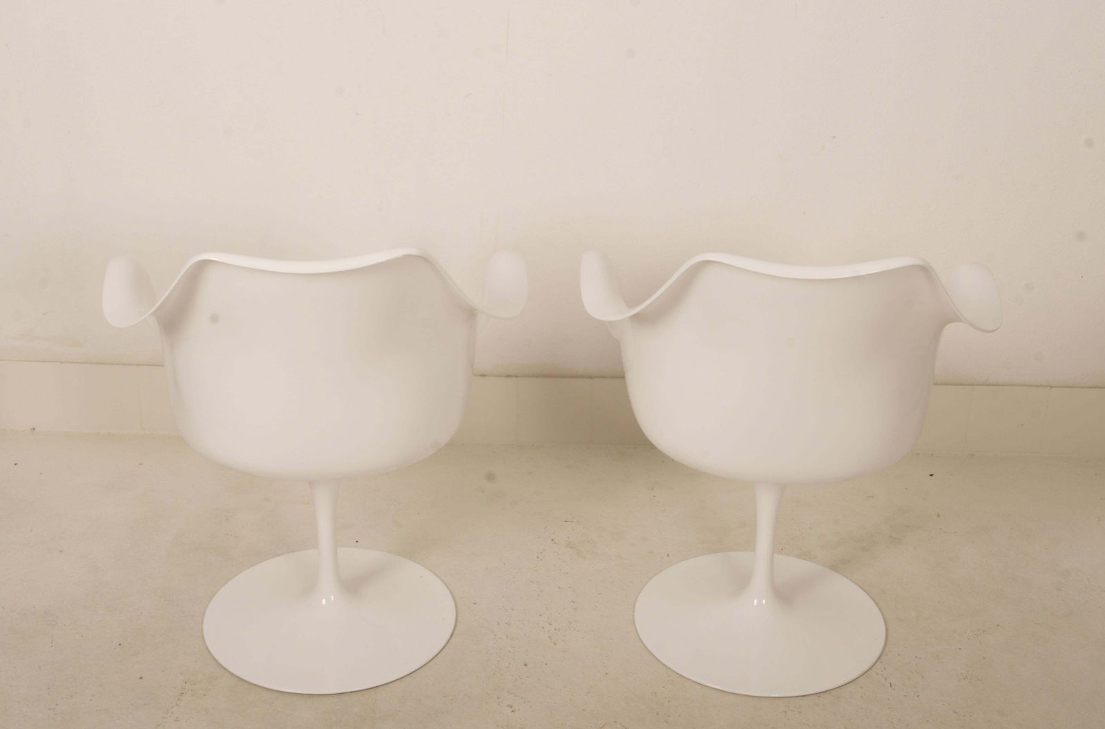 Set Of Two Eero Saarinen Model 151 Tulip Armchairs photo vinterior