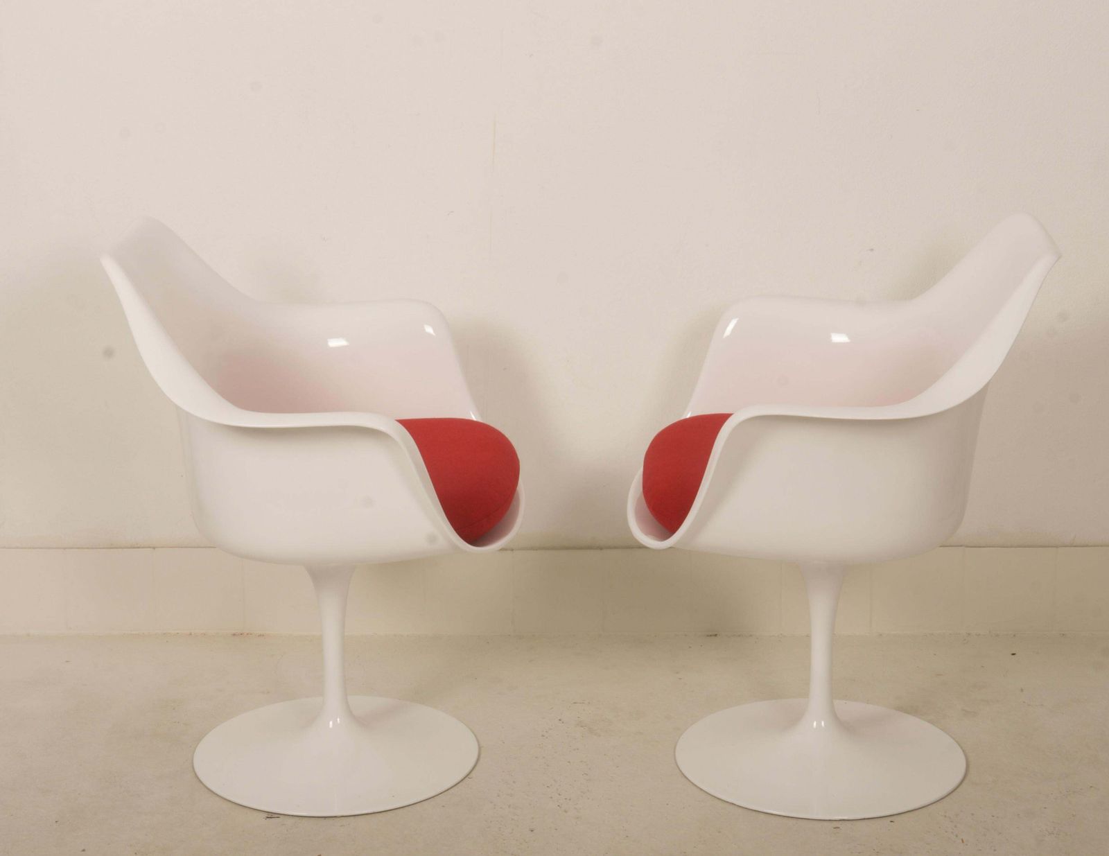Set Of Two Eero Saarinen Model 151 Tulip Armchairs photo buy
